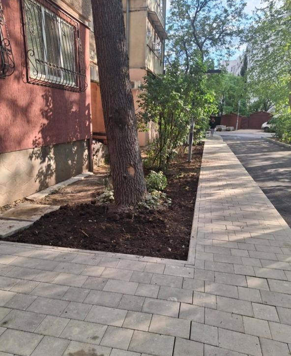 Продолжаются работы по благоустройству придомовой территории по улице Платановая, 6. Продолжаются работы по благоустройству придомовой территории по улице Платановая, 6.