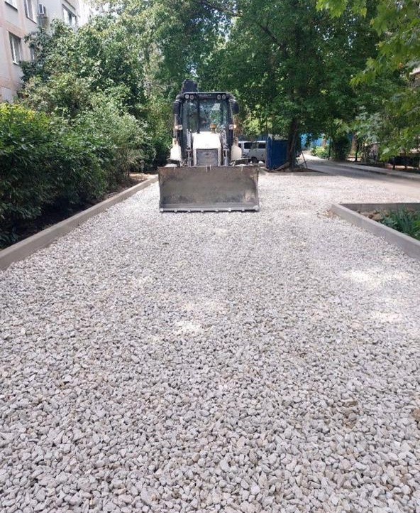 Продолжаются работы по благоустройству придомовой территории по улице Платановая, 6. Продолжаются работы по благоустройству придомовой территории по улице Платановая, 6.