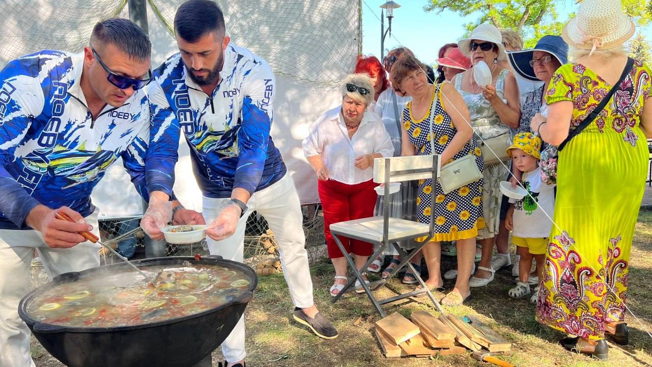 В ходе гастрофестиваля «Дары моря», который прошел в Керчи 28 июня, предприниматели города готовили разнообразные морские блюда В ходе гастрофестиваля «Дары моря», который прошел в Керчи 28 июня, предприниматели города готовили разнообразные морские блюда