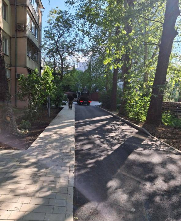 Продолжаются работы по благоустройству придомовой территории по улице Платановая, 6. Продолжаются работы по благоустройству придомовой территории по улице Платановая, 6.
