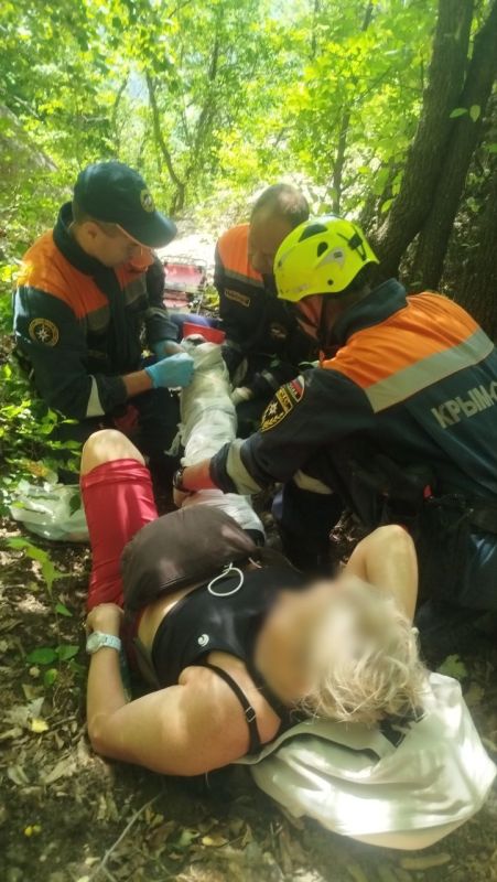 В горах Алушты женщина оступилась и повредила ногу В горах Алушты женщина оступилась и повредила ногу