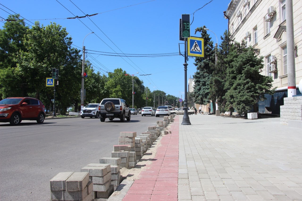 На Адмиралтейском проезде завершают обустройство тротуаров На Адмиралтейском проезде завершают обустройство тротуаров