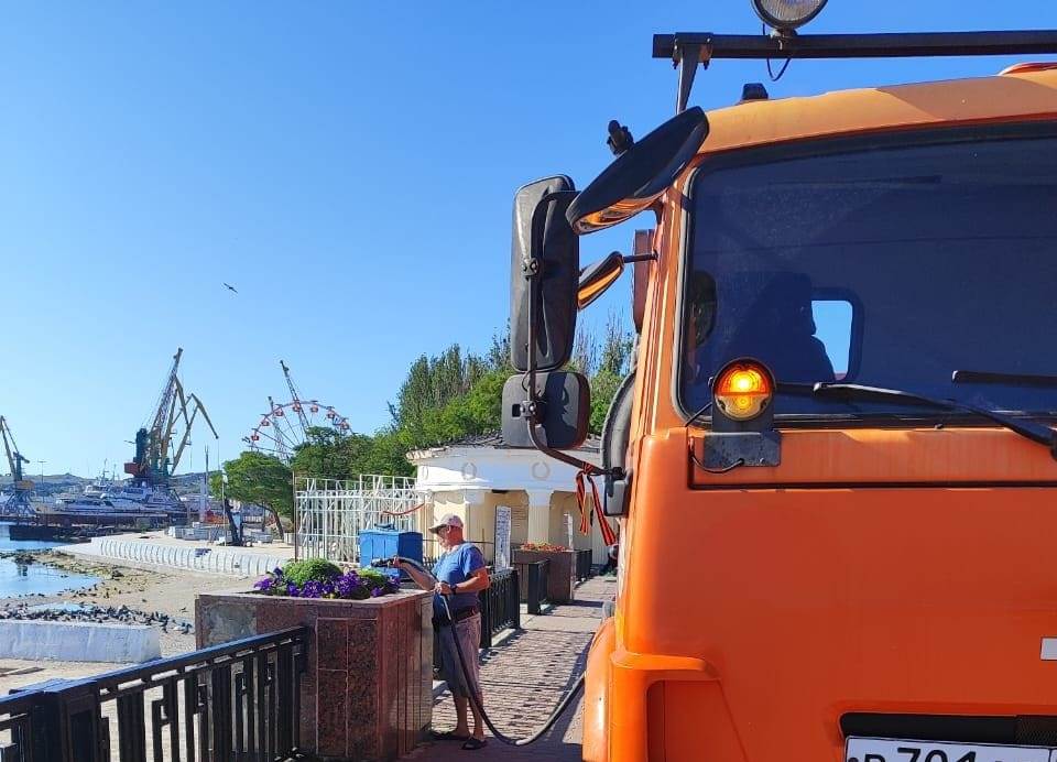 Руководство города держит на контроле вопрос качество полива высаженных растений Руководство города держит на контроле вопрос качество полива высаженных растений