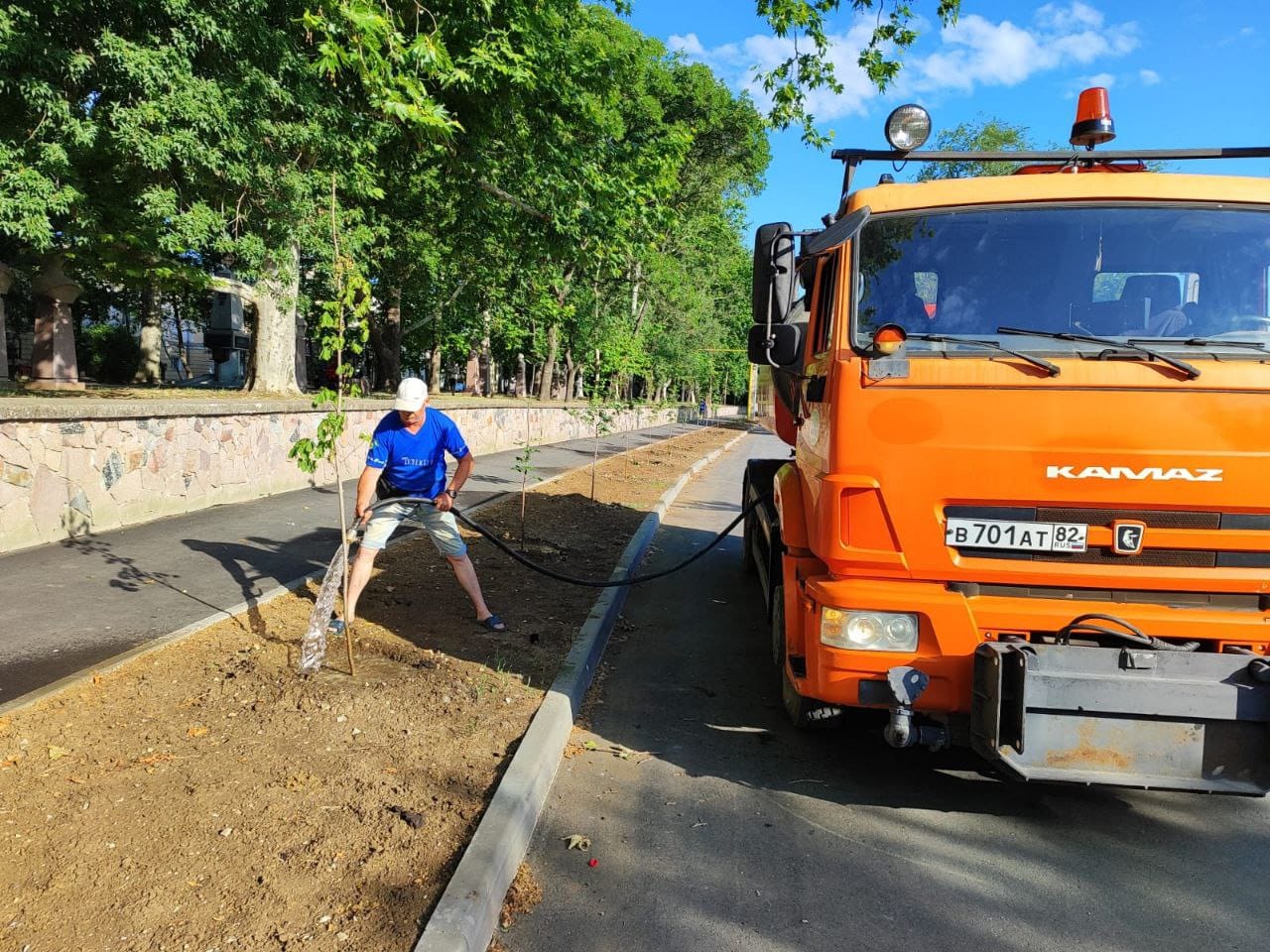 Руководство города держит на контроле вопрос качество полива высаженных растений Руководство города держит на контроле вопрос качество полива высаженных растений