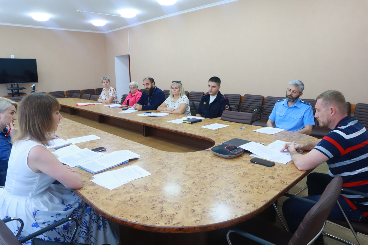 В Белогорском районе обсудили меры по защите духовно-нравственных ценностей и профилактике подростковой преступности В Белогорском районе обсудили меры по защите духовно-нравственных ценностей и профилактике подростковой преступности