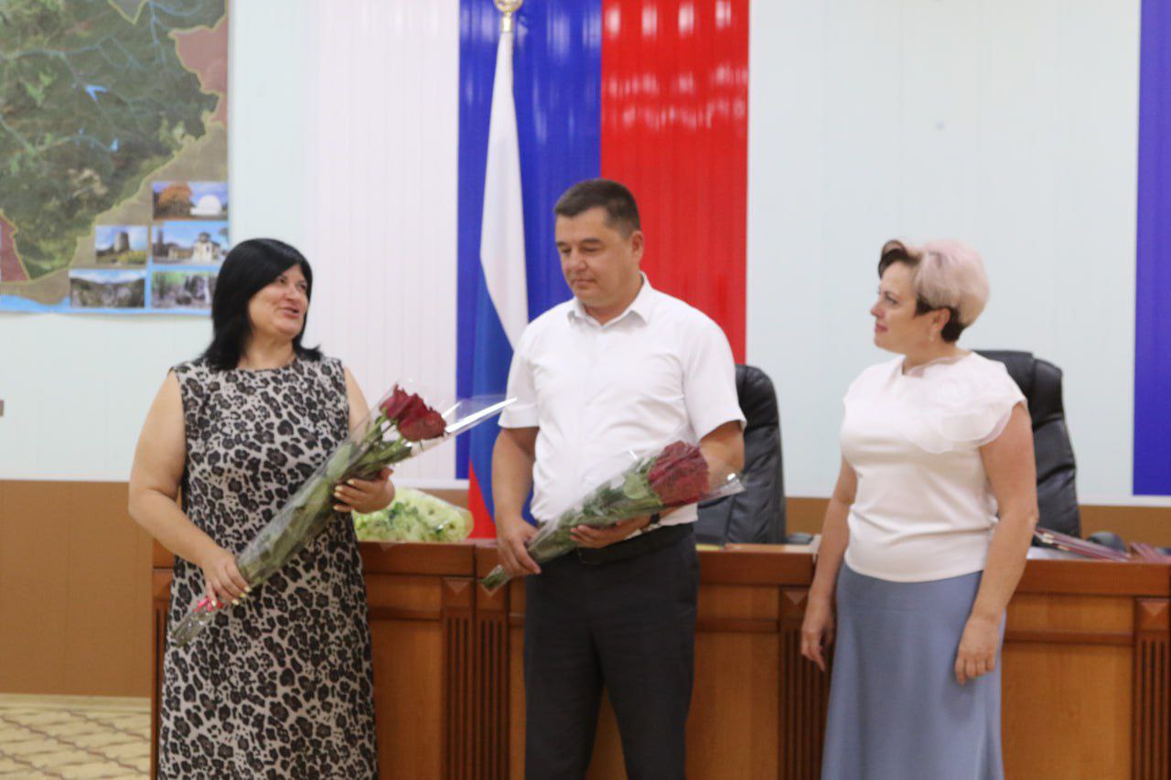 На аппаратном совещании председатель райсовета Ольга Урайкина и глава администрации района Анжелика Ястребова поздравили именинников На аппаратном совещании председатель райсовета Ольга Урайкина и глава администрации района Анжелика Ястребова поздравили именинников