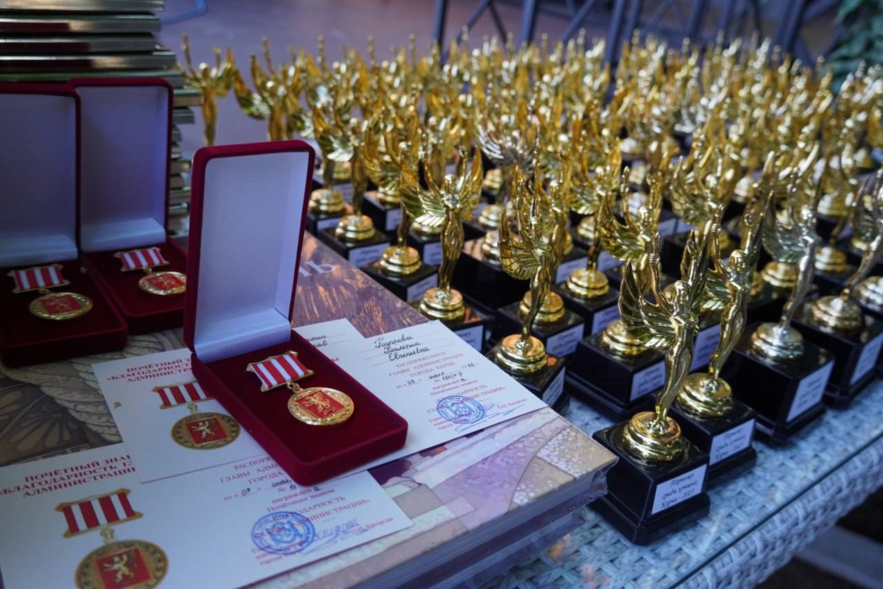 99 выпускников школ Керчи стали обладателями серебряных и золотых медалей 99 выпускников школ Керчи стали обладателями серебряных и золотых медалей
