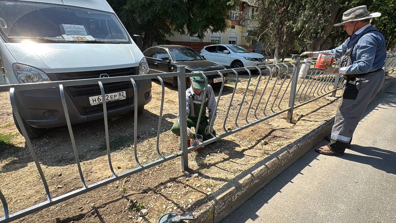 Вдоль дороги на пересечении улиц Орджоникидзе и Первых Космонавтов сотрудниками СГХ завершен монтаж дорожного ограждения Вдоль дороги на пересечении улиц Орджоникидзе и Первых Космонавтов сотрудниками СГХ завершен монтаж дорожного ограждения