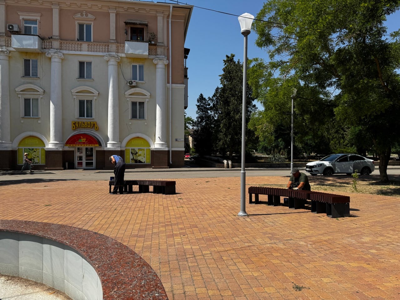В Керчи продолжается работа по обновлению скамеек В Керчи продолжается работа по обновлению скамеек