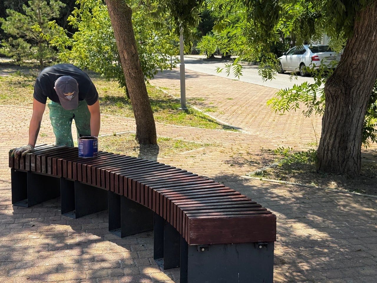 В Керчи продолжается работа по обновлению скамеек В Керчи продолжается работа по обновлению скамеек