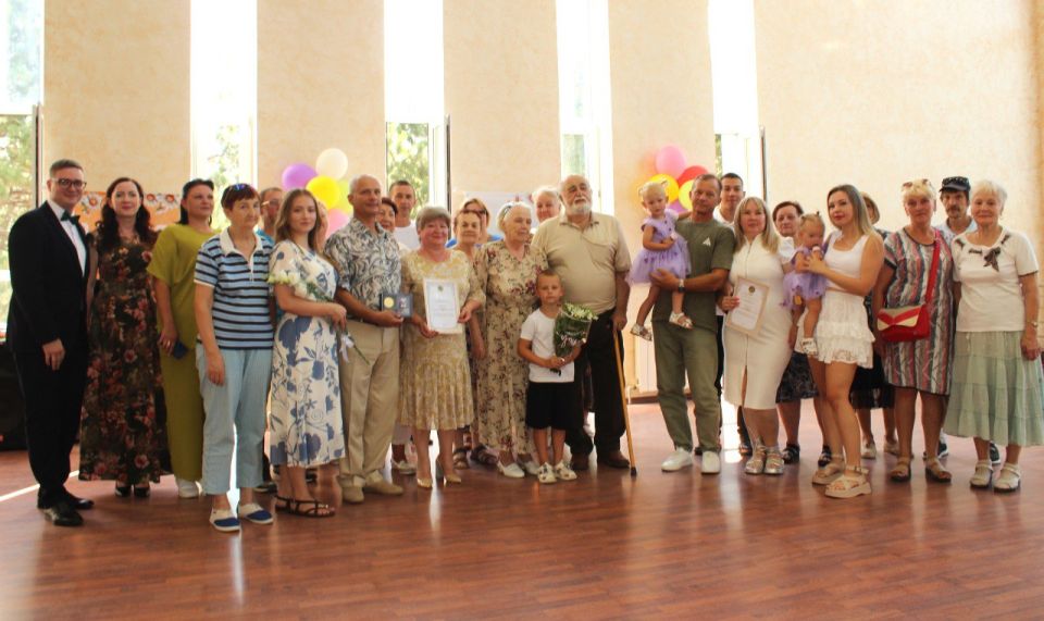 В Армянске прошли мероприятия, посвященные празднованию Дня семьи, любви и верности