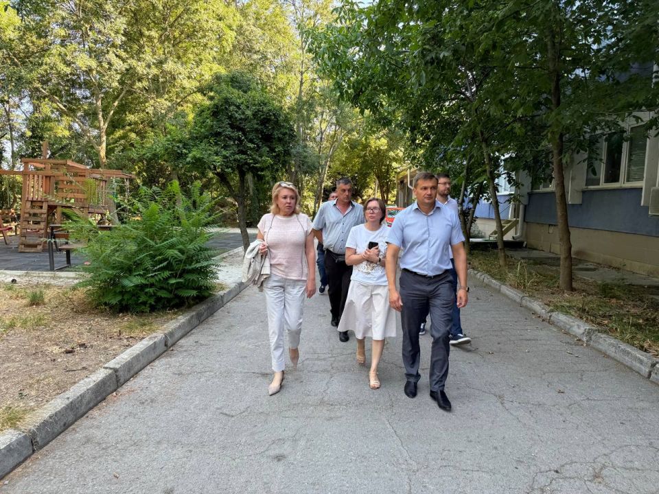 Янина Павленко: И сегодня же еще один транспортный вопрос обсудили с выездом в Ливадию – вместе с руководителем ФГБУ ЯММЦ ФМБА России Ольгой Ереминой на территорию больницы