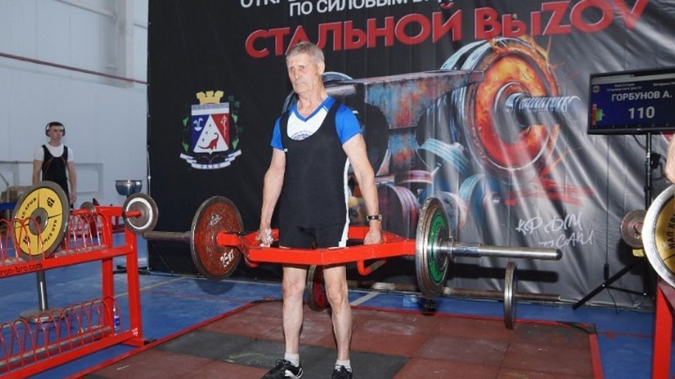 Дядя Толя, давай! 83-летний силач из Крыма установил мировой рекорд