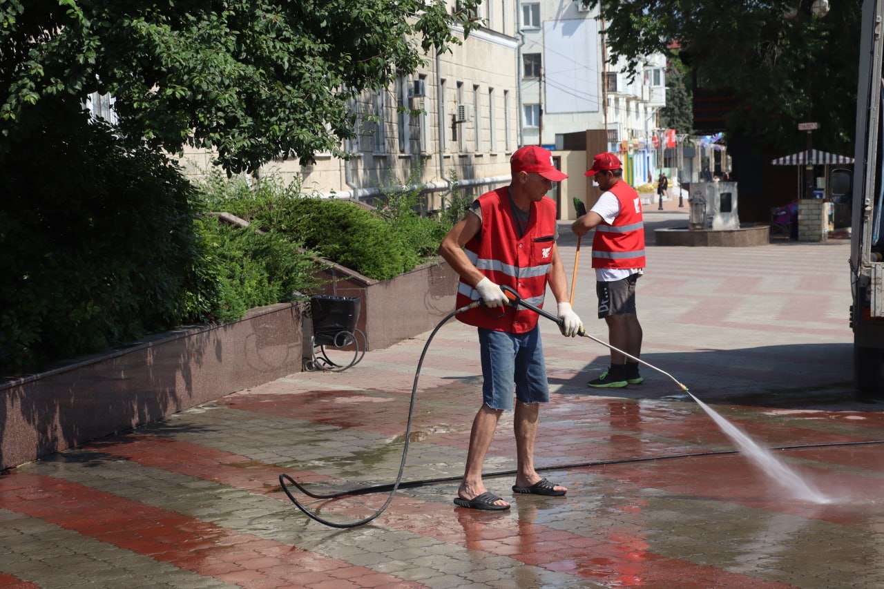 Коммунальщики продолжают влажную уборку центра Керчи Коммунальщики продолжают влажную уборку центра Керчи