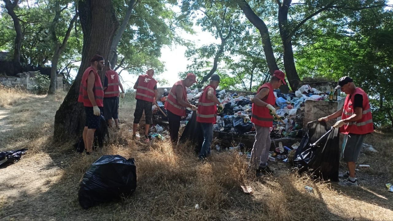 В Аршинцево убрали стихийную свалку В Аршинцево убрали стихийную свалку
