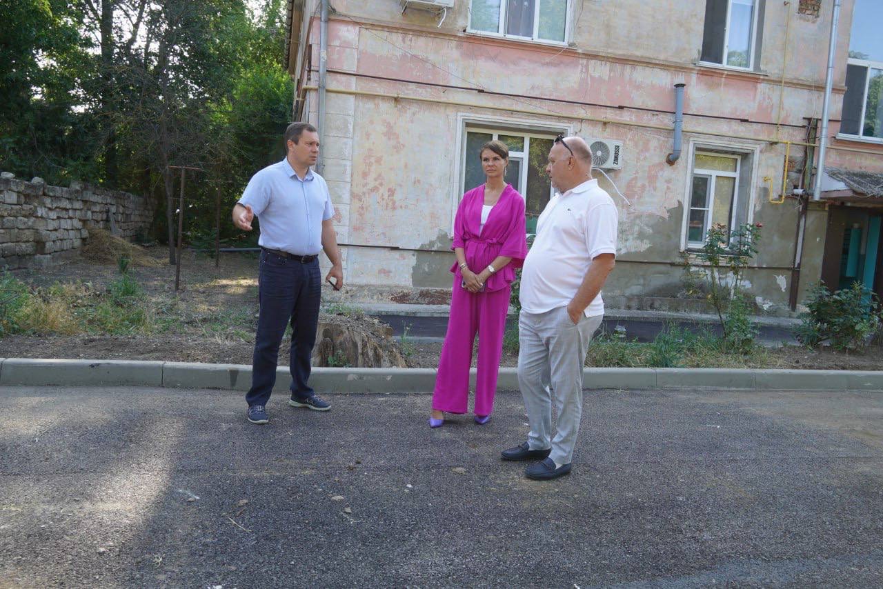 Практически завершено благоустройство двора по ул. Суворова, 19, 21 Практически завершено благоустройство двора по ул. Суворова, 19, 21