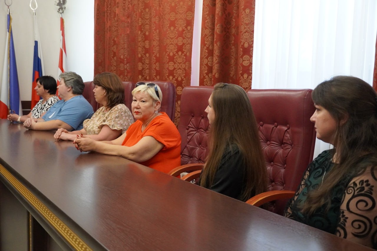 В преддверии Дня российской почты в городской администрации поздравили сотрудников Керченского главпочтамта с профессиональным праздником В преддверии Дня российской почты в городской администрации поздравили сотрудников Керченского главпочтамта с профессиональным праздником