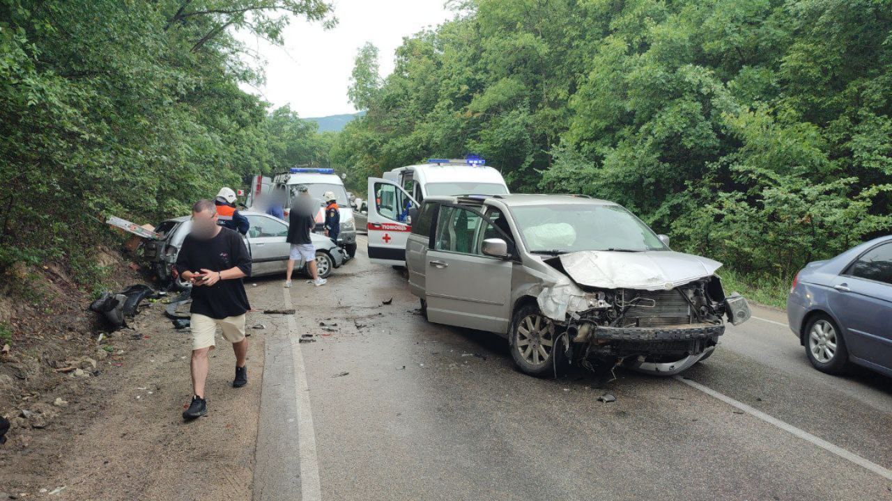 В ДТП под Судаком пострадали две девушки В ДТП под Судаком пострадали две девушки