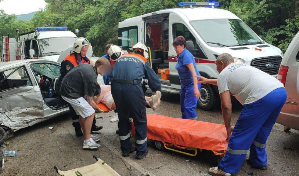 В ДТП под Судаком пострадали две девушки В ДТП под Судаком пострадали две девушки
