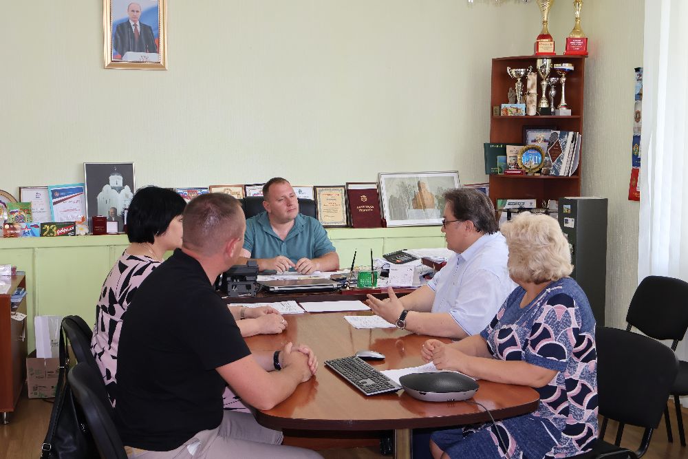 Денис Олейник провел рабочую встречу с председателем Государственного комитета по делам архивов Республики Крым Олегом Лобовым Денис Олейник провел рабочую встречу с председателем Государственного комитета по делам архивов Республики Крым Олегом Лобовым