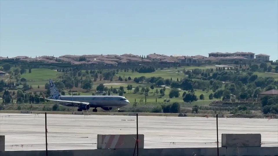Олег Царёв: Ура, первый пошел: после перерыва длительностью более трёх лет первый пассажирский самолет прилетел в Геленджик