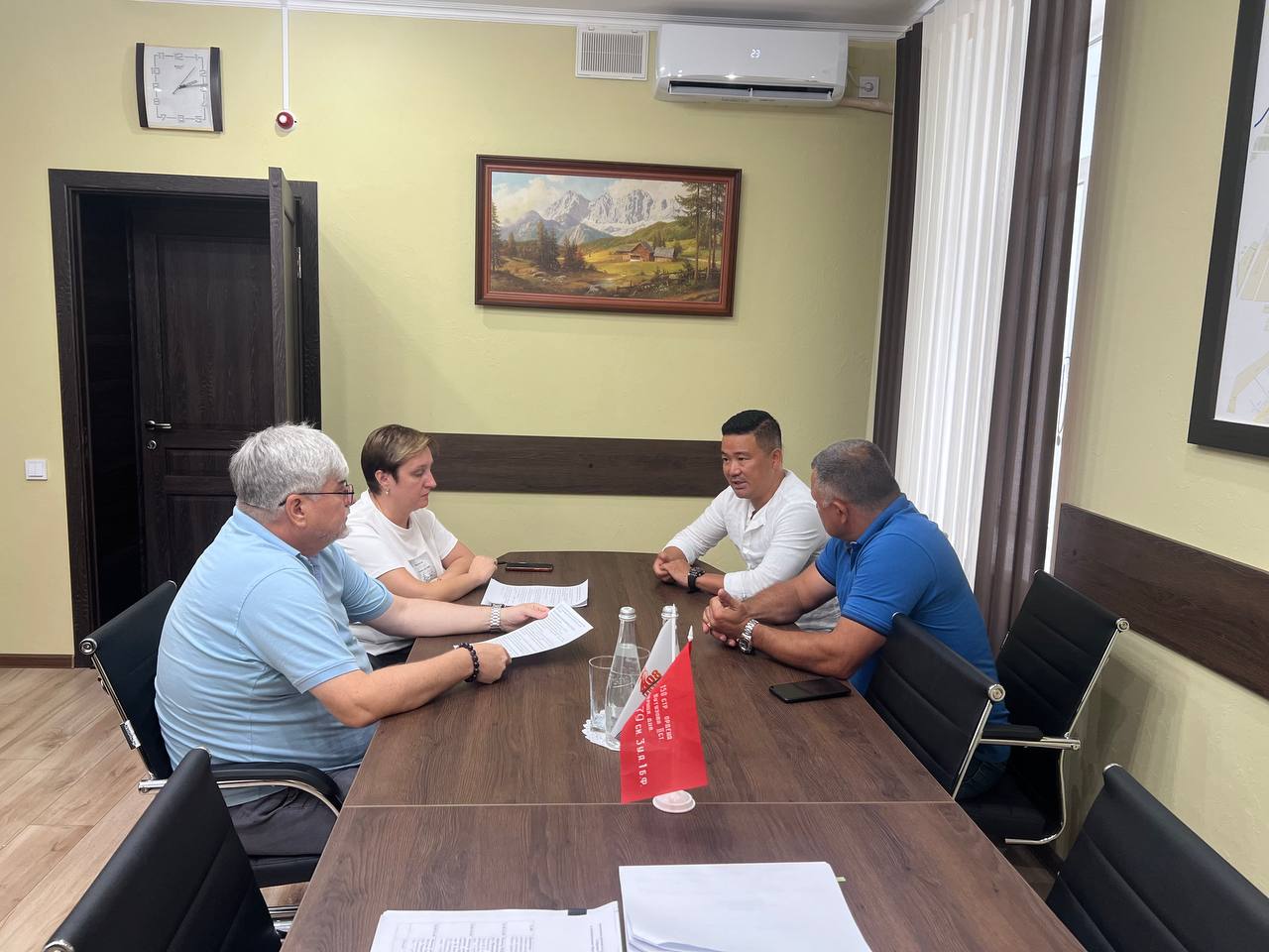 Игорь Ивин провёл рабочую встречу с представителем подрядной организации по строительству физкультурно-оздоровительного комплекса. Игорь Ивин провёл рабочую встречу с представителем подрядной организации по строительству физкультурно-оздоровительного комплекса.