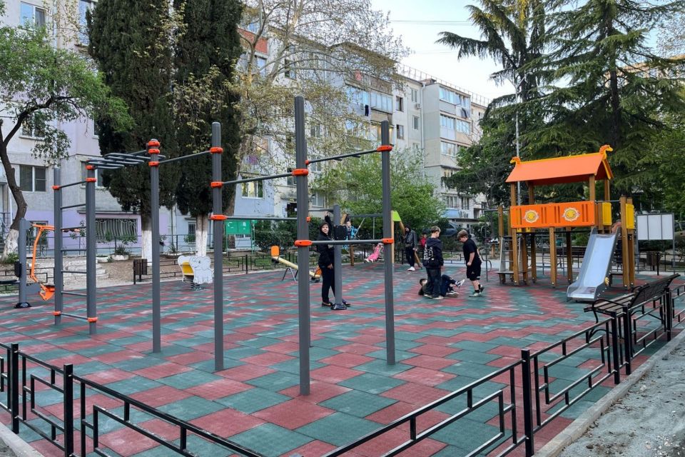 В Алуште завершены работы по благоустройству трех детских площадок