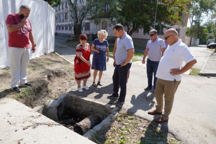 Олег Каторгин: Провел выездное совещание со специалистами Службы городского хозяйства и руководителем подрядной организации «Су-7» Романом Левенко по вопросу прочистки ливневой канализации в районе ул. Гудованцева