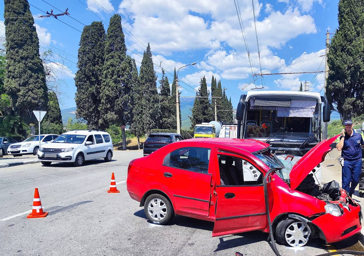 В Алуште легковушка столкнулась с рейсовым автобусом В Алуште легковушка столкнулась с рейсовым автобусом