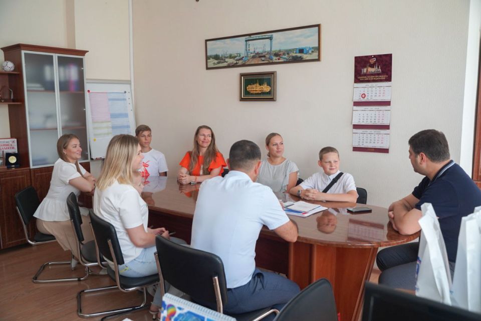 Сотрудники Минпромторга Крыма стали участниками акции «На работу с семьей» Сотрудники Минпромторга Крыма стали участниками акции «На работу с семьей»