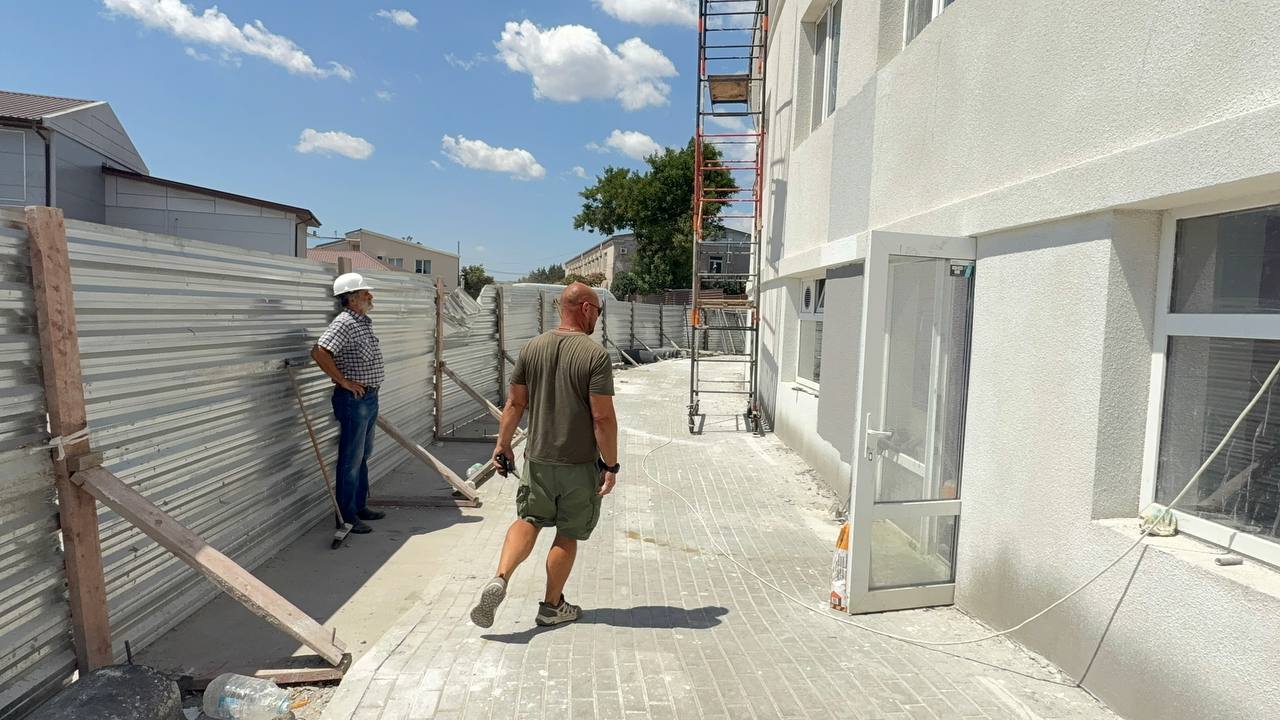 В Керчи продолжается капитальный ремонт стадиона имени 50-летия Октября. В Керчи продолжается капитальный ремонт стадиона имени 50-летия Октября.