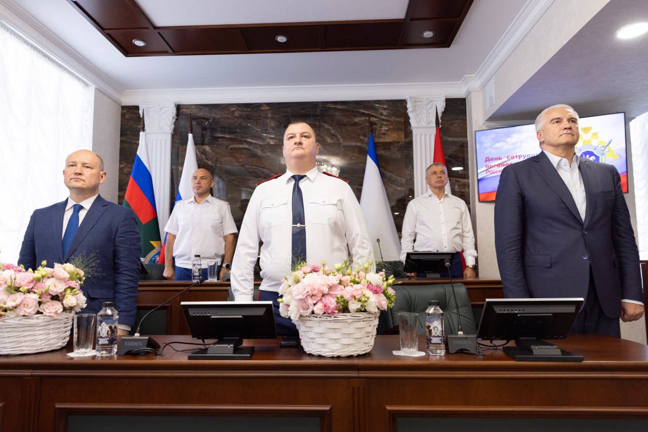 Аксёнов наградил сотрудников следствия Крыма за вклад в обеспечение безопасности Аксёнов наградил сотрудников следствия Крыма за вклад в обеспечение безопасности