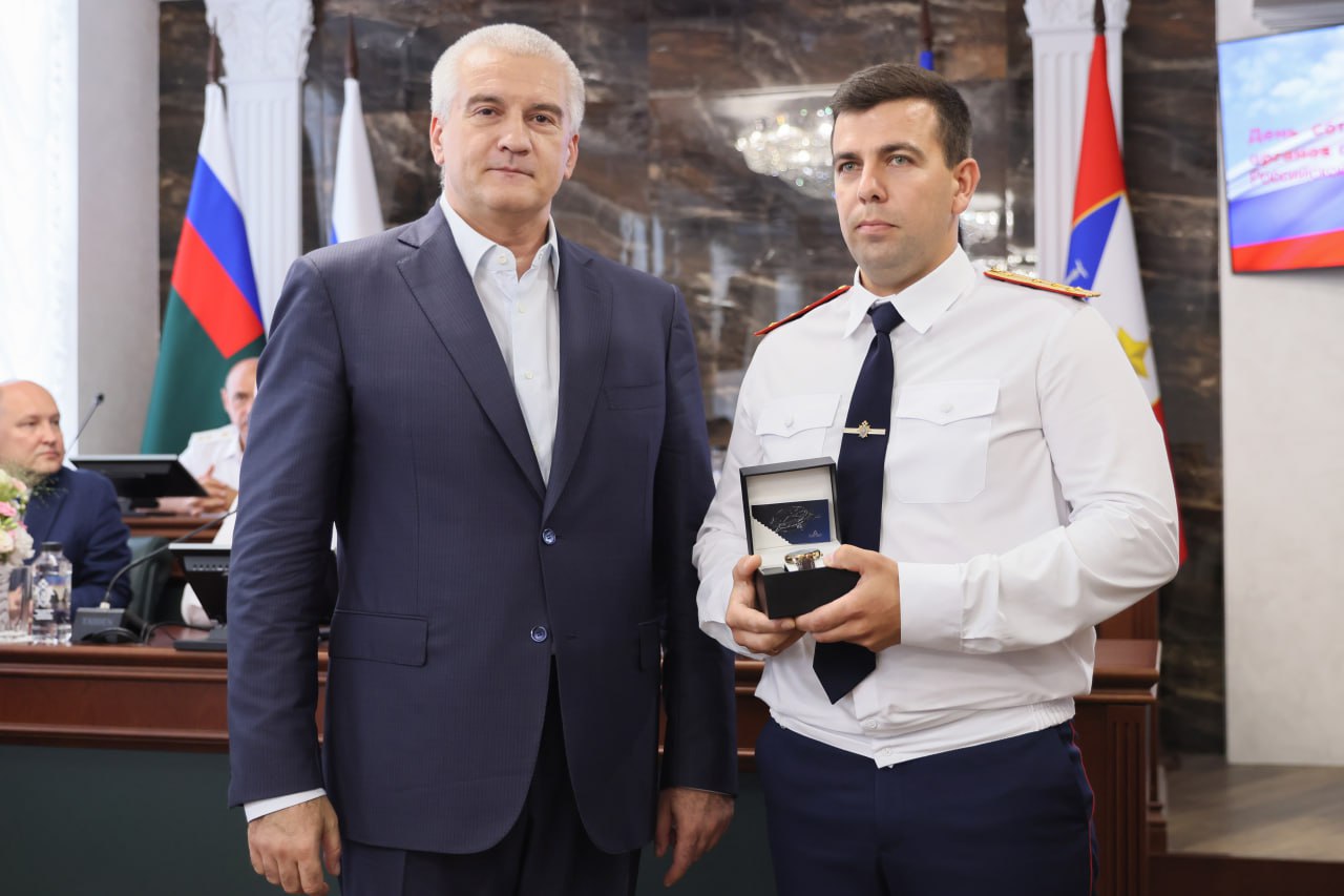 Аксёнов наградил сотрудников следствия Крыма за вклад в обеспечение безопасности Аксёнов наградил сотрудников следствия Крыма за вклад в обеспечение безопасности