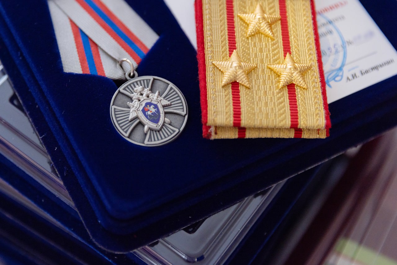 Аксёнов наградил сотрудников следствия Крыма за вклад в обеспечение безопасности Аксёнов наградил сотрудников следствия Крыма за вклад в обеспечение безопасности