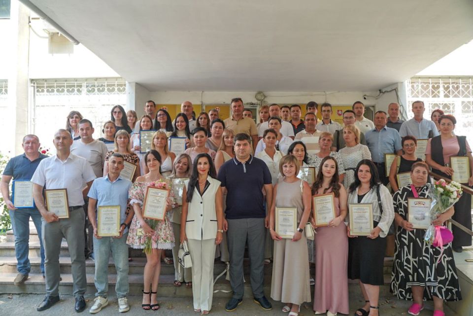 Анушаван Агаджанян: Совместно с Председателем Комитета Государственного Совета Крыма по промышленности, торговле и предпринимательству Оксаной Доброрез наградил лучших представителей сферы торговли нашего региона Анушаван Агаджанян: Совместно с Председателем Комитета Государственного Совета Крыма по промышленности, торговле и предпринимательству Оксаной Доброрез наградил лучших представителей сферы торговли нашего региона