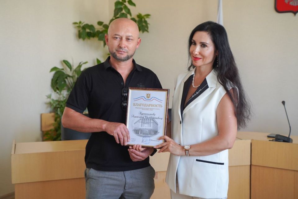 Анушаван Агаджанян наградил лучших представителей сферы торговли Анушаван Агаджанян наградил лучших представителей сферы торговли
