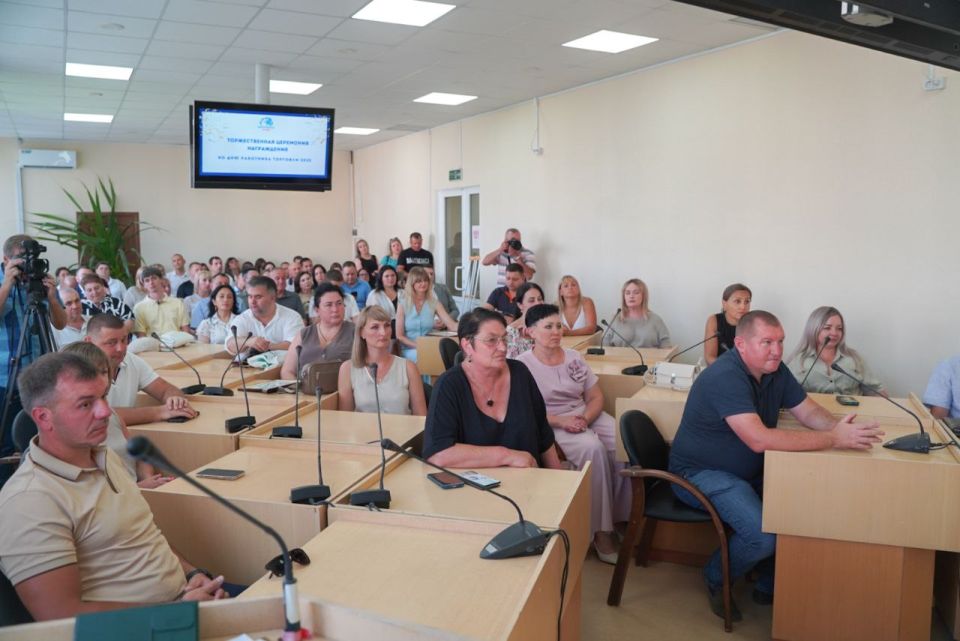 Анушаван Агаджанян: Совместно с Председателем Комитета Государственного Совета Крыма по промышленности, торговле и предпринимательству Оксаной Доброрез наградил лучших представителей сферы торговли нашего региона Анушаван Агаджанян: Совместно с Председателем Комитета Государственного Совета Крыма по промышленности, торговле и предпринимательству Оксаной Доброрез наградил лучших представителей сферы торговли нашего региона