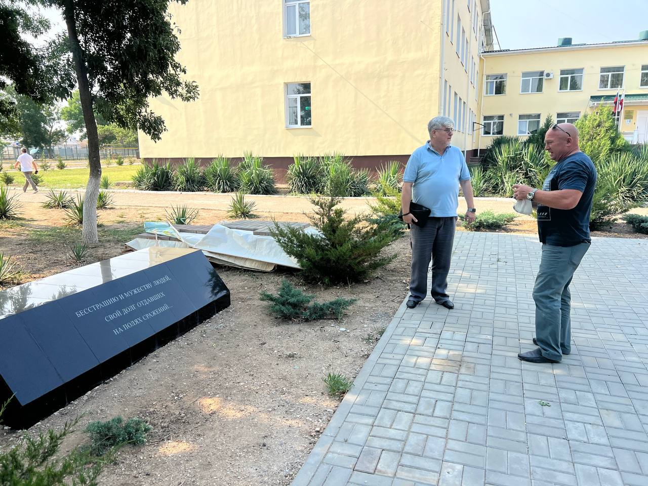 В школе № 7 проходит установка стелы памяти ребятам, героически погибшим при исполнении воинского долга. В школе № 7 проходит установка стелы памяти ребятам, героически погибшим при исполнении воинского долга.