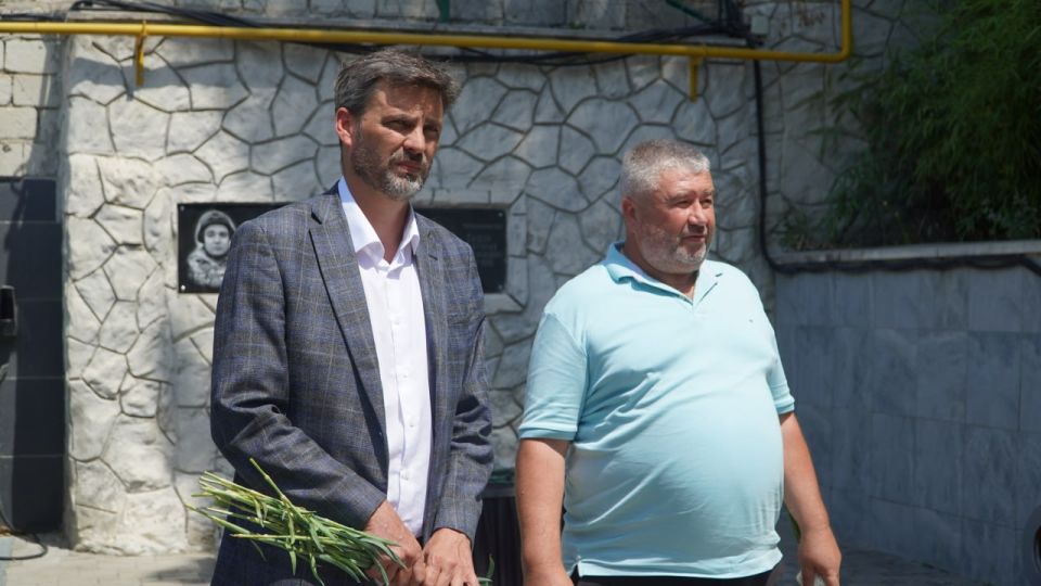 В Симферополе открыли памятную табличку военкору Александру Федорчаку В Симферополе открыли памятную табличку военкору Александру Федорчаку