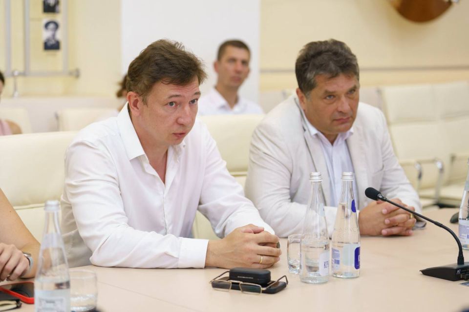 Михаил Развожаев: Также с заместителем министра строительства и ЖКХ Алмазом Шаукатовичем Хусаиновым побывали в посёлке Голландия, где обсудили предстоящие работы по сохранению здания СевГУ Михаил Развожаев: Также с заместителем министра строительства и ЖКХ Алмазом Шаукатовичем Хусаиновым побывали в посёлке Голландия, где обсудили предстоящие работы по сохранению здания СевГУ