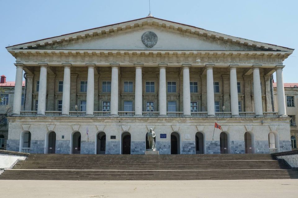 Михаил Развожаев: Также с заместителем министра строительства и ЖКХ Алмазом Шаукатовичем Хусаиновым побывали в посёлке Голландия, где обсудили предстоящие работы по сохранению здания СевГУ Михаил Развожаев: Также с заместителем министра строительства и ЖКХ Алмазом Шаукатовичем Хусаиновым побывали в посёлке Голландия, где обсудили предстоящие работы по сохранению здания СевГУ