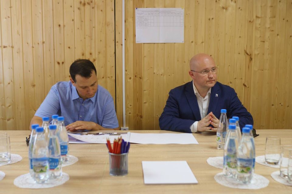 Михаил Развожаев: Сегодня с утра работал вместе с заместителем Министра строительства и жилищно-коммунального хозяйства Российской Федерации Алмазом Шаукатовичем Хусаиновым Михаил Развожаев: Сегодня с утра работал вместе с заместителем Министра строительства и жилищно-коммунального хозяйства Российской Федерации Алмазом Шаукатовичем Хусаиновым