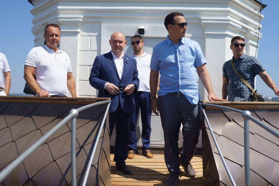 Михаил Развожаев: Сегодня с утра работал вместе с заместителем Министра строительства и жилищно-коммунального хозяйства Российской Федерации Алмазом Шаукатовичем Хусаиновым Михаил Развожаев: Сегодня с утра работал вместе с заместителем Министра строительства и жилищно-коммунального хозяйства Российской Федерации Алмазом Шаукатовичем Хусаиновым