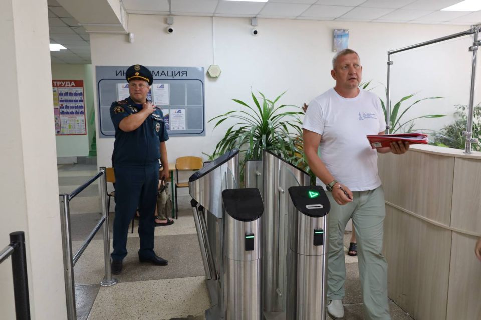 Михаил Развожаев: В Севастополе полным ходом идёт подготовка к новому учебному году Михаил Развожаев: В Севастополе полным ходом идёт подготовка к новому учебному году