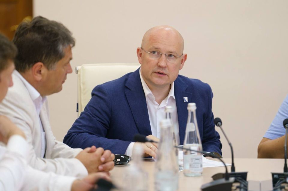 Михаил Развожаев: Также с заместителем министра строительства и ЖКХ Алмазом Шаукатовичем Хусаиновым побывали в посёлке Голландия, где обсудили предстоящие работы по сохранению здания СевГУ Михаил Развожаев: Также с заместителем министра строительства и ЖКХ Алмазом Шаукатовичем Хусаиновым побывали в посёлке Голландия, где обсудили предстоящие работы по сохранению здания СевГУ