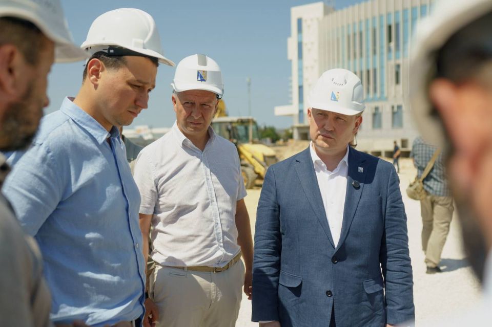 Михаил Развожаев: Вместе с заместителем министра строительства и ЖКХ Алмазом Шаукатовичем Хусаиновым проинспектировали стройплощадку крытого катка с искусственным льдом Михаил Развожаев: Вместе с заместителем министра строительства и ЖКХ Алмазом Шаукатовичем Хусаиновым проинспектировали стройплощадку крытого катка с искусственным льдом