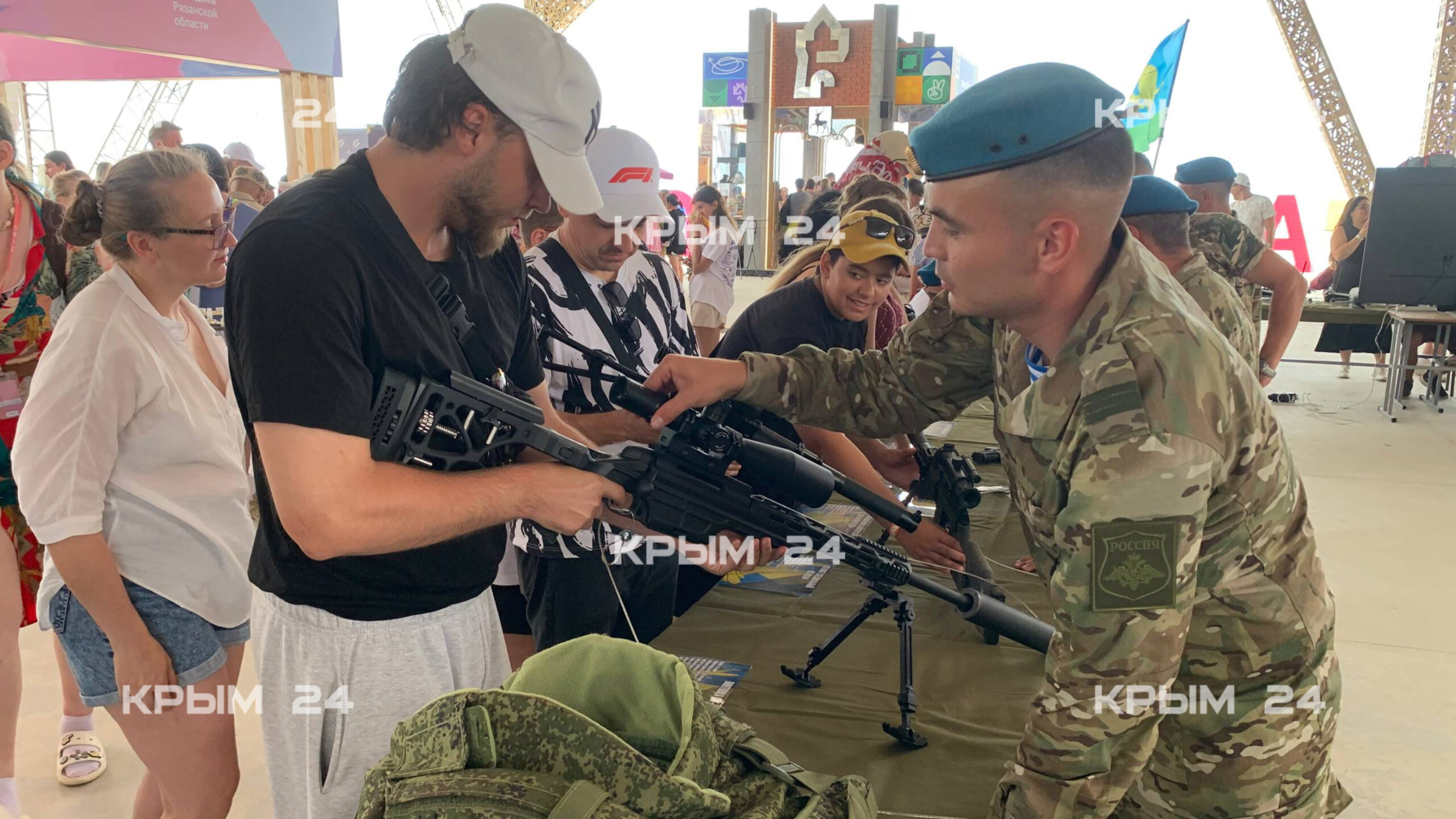 На фестивале «Таврида.АРТ» проходит выставка боевого оружия На фестивале «Таврида.АРТ» проходит выставка боевого оружия