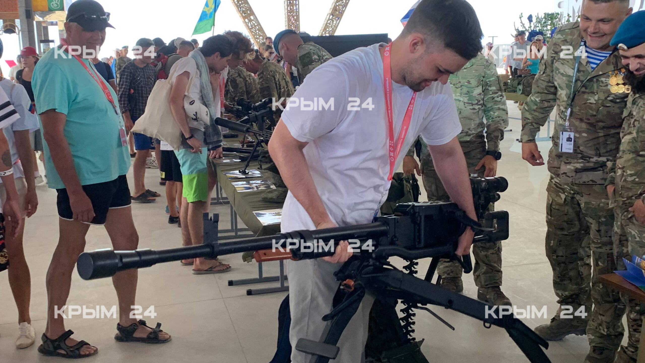 На фестивале «Таврида.АРТ» проходит выставка боевого оружия На фестивале «Таврида.АРТ» проходит выставка боевого оружия