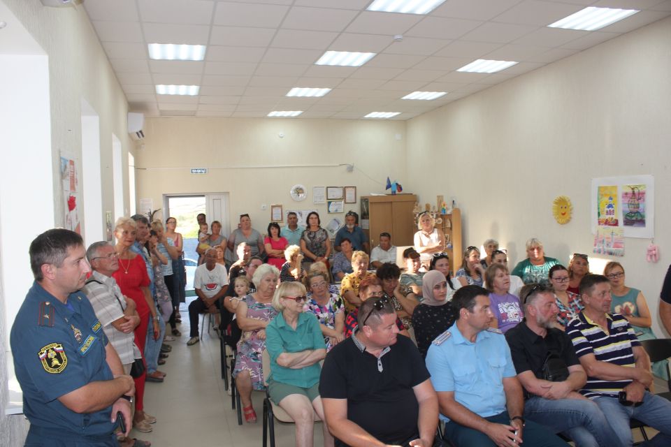 Руководство Феодосии встретилось с жителями села Виноградное Руководство Феодосии встретилось с жителями села Виноградное