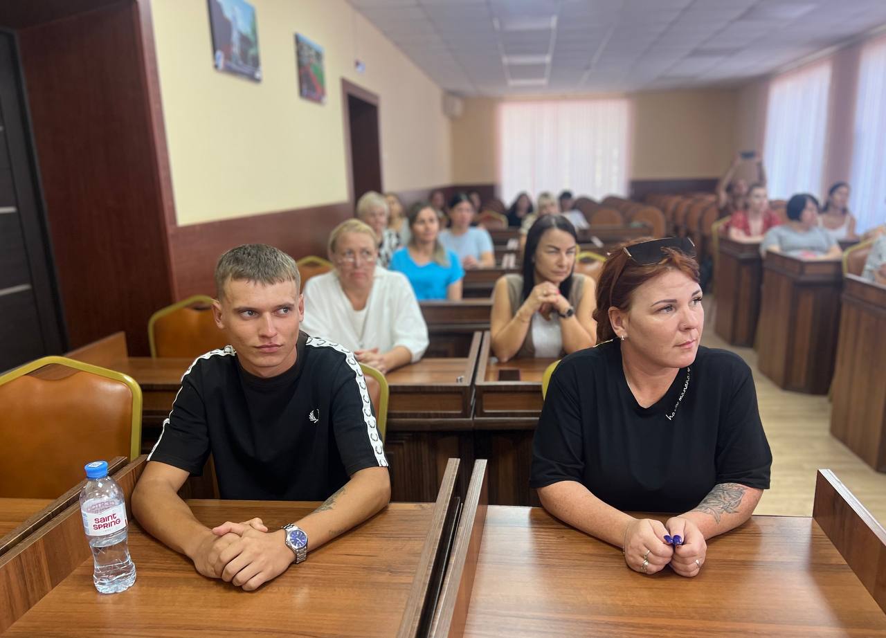 В Джанкое вручили ключи от собственного жилья ещё двум жителям города из числа детей, лишённых родительского попечения В Джанкое вручили ключи от собственного жилья ещё двум жителям города из числа детей, лишённых родительского попечения